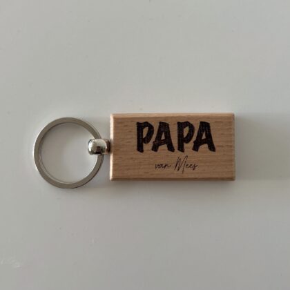 Houten sleutelhanger rechthoek Papa van + naam