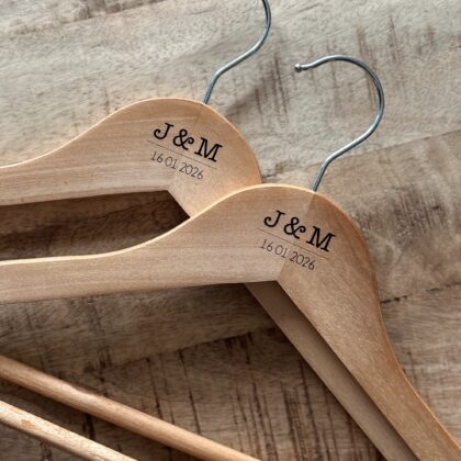 Kledinghanger volwassene met letters + datum bruiloft