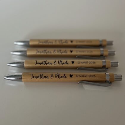 Gegraveerde pennen met namen en trouwdatum