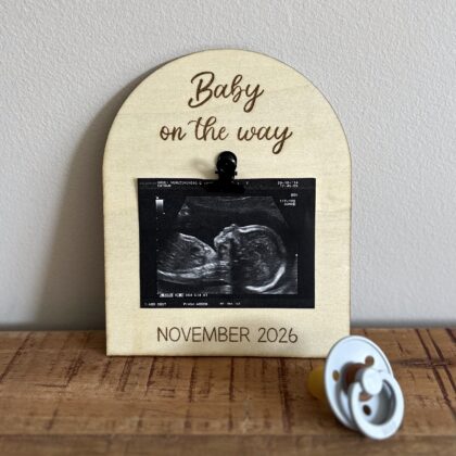 Zwangerschap aankondiging hout met echo baby on the way