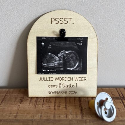 Zwangerschapsaankondiging op hout met echo oom en tante